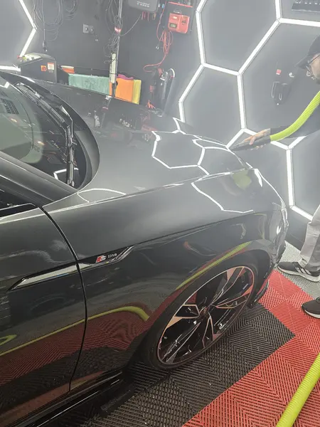 Nettoyage près de la roue d’une berline grise — Belgium Detailing Academy, formation automobile à Manage