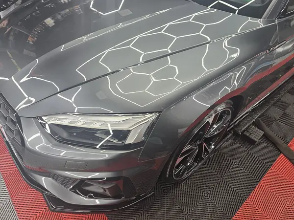 Berline grise sous l’éclairage de l’atelier — Belgium Detailing Academy, formation automobile à Manage