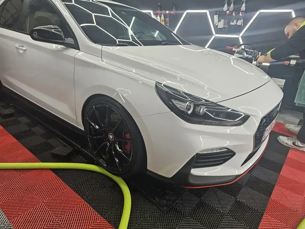 SUV blanc après travail de finition — Belgium Detailing Academy, formation automobile à Manage