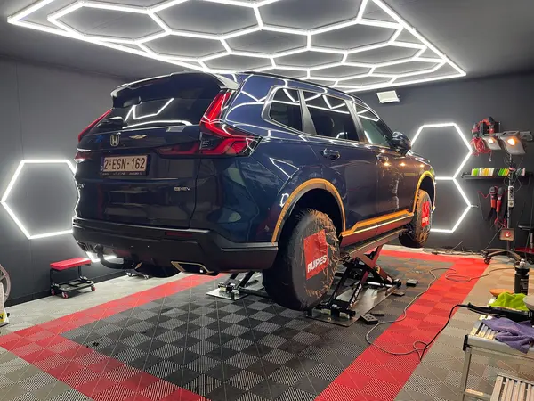 SUV bleu sur un pont de travail dans l’atelier — Belgium Detailing Academy, formation automobile à Manage