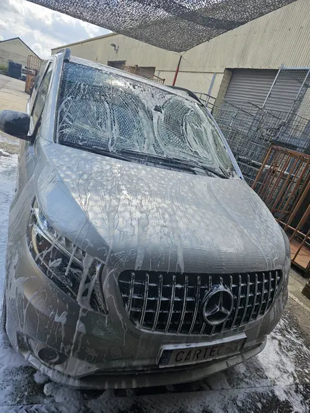 Prélavage à la mousse d’un utilitaire — Belgium Detailing Academy, formation automobile à Manage