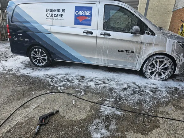Vue latérale d’un utilitaire pendant son lavage — Belgium Detailing Academy, formation automobile à Manage