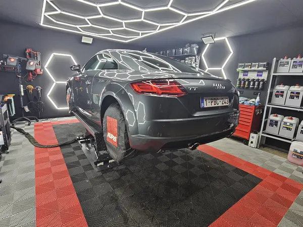 Berline grise sur un pont dans l’atelier — Belgium Detailing Academy, formation automobile à Manage