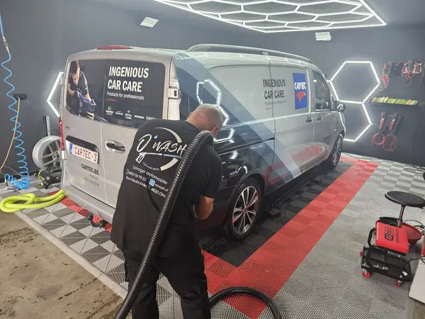 Nettoyage d’un utilitaire dans l’atelier — Belgium Detailing Academy, formation automobile à Manage