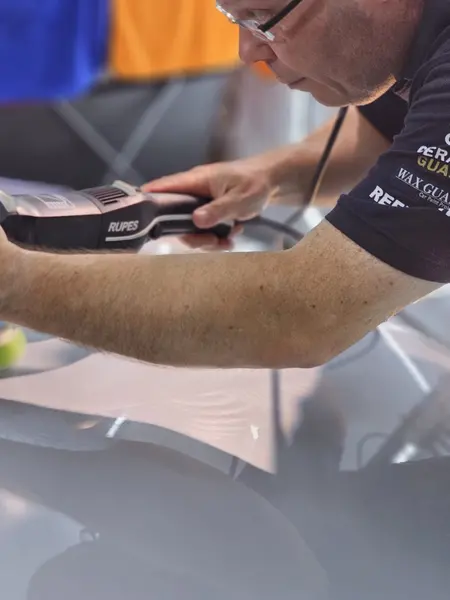 Geste de travail sur une surface automobile claire — Belgium Detailing Academy, formation automobile à Manage