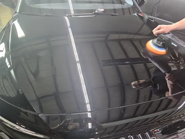 Polissage du capot d’un véhicule noir — Belgium Detailing Academy, formation automobile à Manage