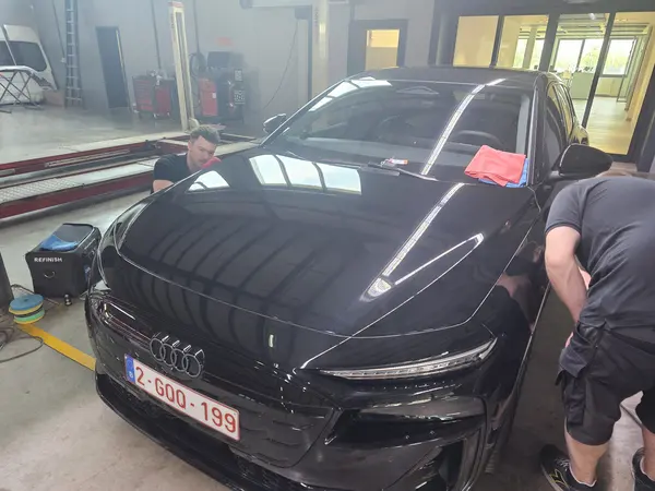 Participant au travail sur une voiture noire dans l’atelier — Belgium Detailing Academy, formation automobile à Manage