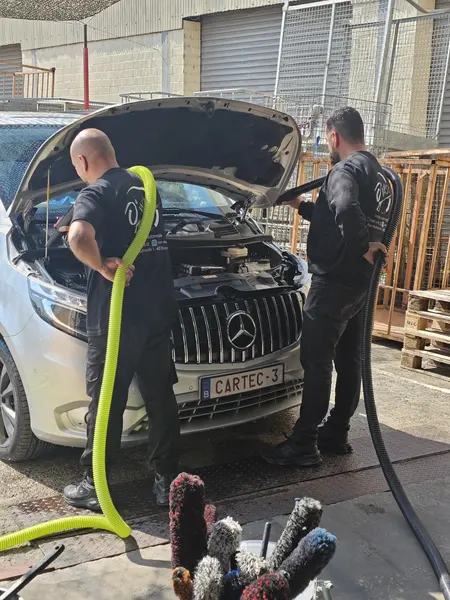 Deux participants lavent l’avant d’un utilitaire — Belgium Detailing Academy, formation automobile à Manage