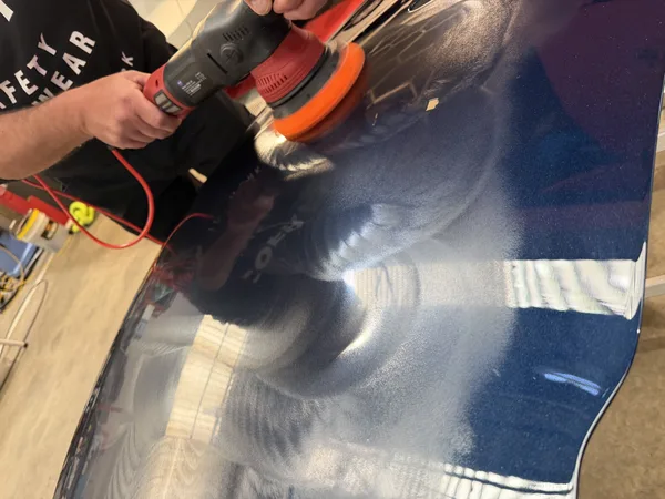 Correction de peinture bleue avec une polisseuse orbitale — formation Belgium Detailing Academy à Manage